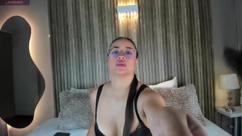 V A N N E S A   online show from November 2025 11:33:02 AM