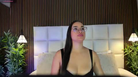 V A N N E S A   online show from November 2025 11:34:02 AM