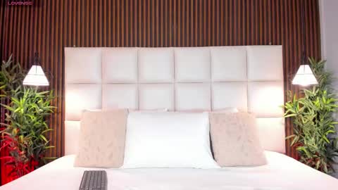 V A N N E S A   online show from December 2025 12:00:01 PM