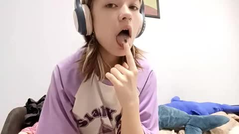 Snapshot of vannessablumer chatting on October 2025 07:50:02 AM Viola online show from October 2025 07:50:02 AM