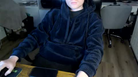 Snapshot of vaslo08 chatting on April 2026 05:25:01 PM Vaslo online show from April 2026 05:25:01 PM