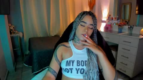 Snapshot of vayolett_bass chatting on April 2026 08:23:01 AM Vayolett Bass online show from April 2026 08:23:01 AM