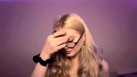 Monika online show from November 2025 05:38:01 PM