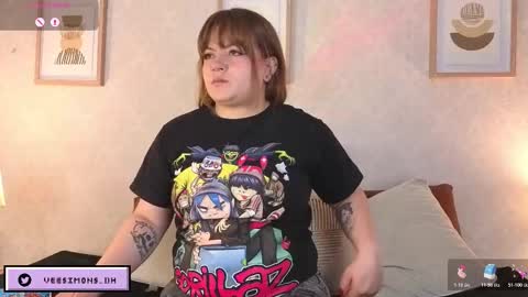 Vee Simons online show from December 2025 02:00:02 PM