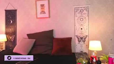 Snapshot of veesimons_dh chatting on June 2026 08:47:01 PM Vee Simons online show from June 2026 08:47:01 PM