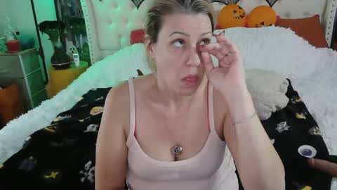 Snapshot of vegas_danielle chatting on October 2025 08:38:01 AM Vegas Dani online show from October 2025 08:38:01 AM