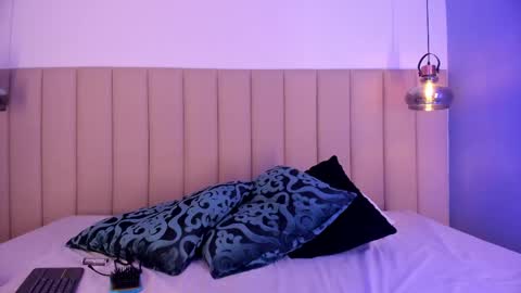 Snapshot of vel_monroe chatting on April 2026 04:44:02 PM Vel online show from April 2026 04:44:02 PM