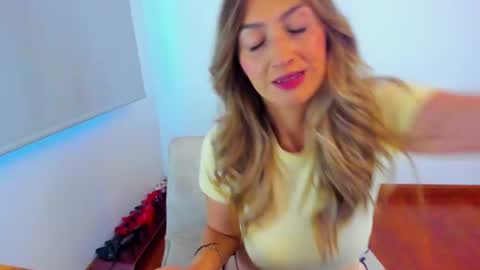 Snapshot of velourmuse chatting on June 2026 10:59:02 PM Sara online show from June 2026 10:59:02 PM