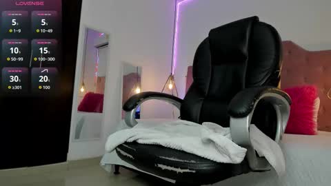 velveet_ online show from December 2025 11:38:02 AM