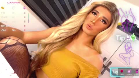 Snapshot of velvet_fux chatting on March 2026 03:34:01 AM Richy will make you fall in love online show from March 2026 03:34:01 AM