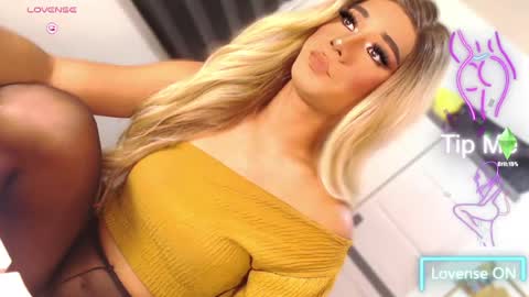 Snapshot of velvet_fux chatting on April 2026 07:22:01 PM Richy will make you fall in love online show from April 2026 07:22:01 PM