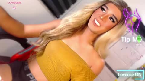 Snapshot of velvet_fux chatting on April 2026 12:54:02 AM Richy will make you fall in love online show from April 2026 12:54:02 AM