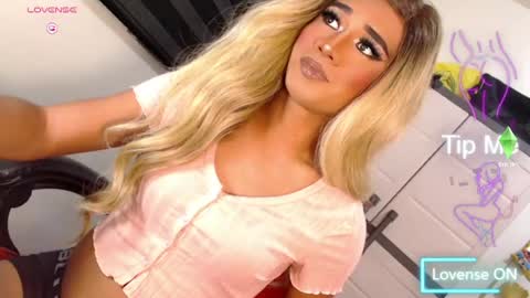 Snapshot of velvet_fux chatting on April 2026 12:26:02 AM Richy will make you fall in love online show from April 2026 12:26:02 AM