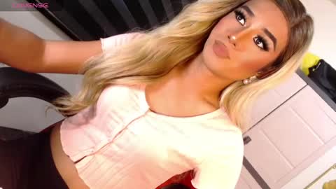 Snapshot of velvet_fux chatting on April 2026 05:03:01 AM Richy will make you fall in love online show from April 2026 05:03:01 AM