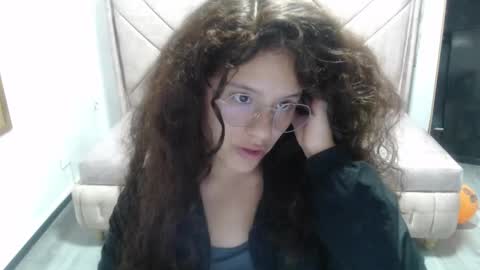 velvet_moon_v online show from October 2025 01:36:03 PM