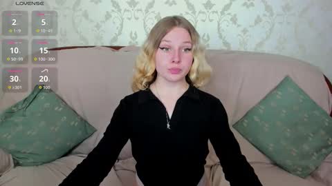 velvet_peach_ online show from September 2025 11:54:02 AM