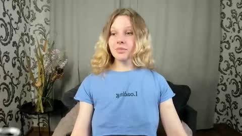 velvet_peach_ online show from November 2025 11:43:02 AM