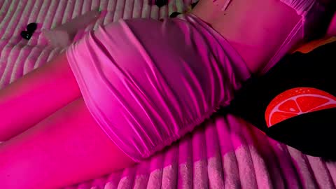 Snapshot of velvet_siren chatting on January 2025 09:51:01 PM Violet online show from January 2025 09:51:01 PM