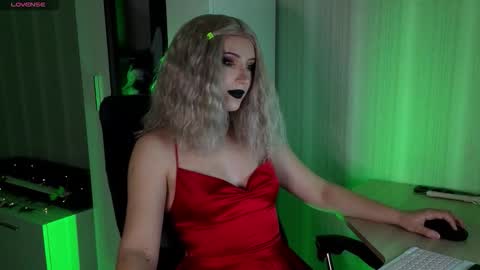 Snapshot of velvet_siren chatting on October 2025 04:20:02 PM Violet online show from October 2025 04:20:02 PM