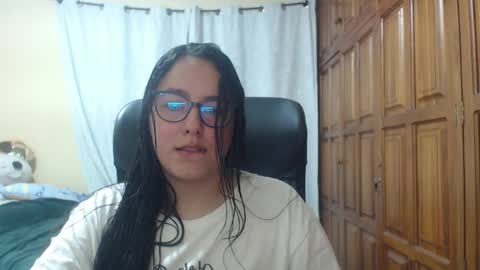 Snapshot of venus_cat_ chatting on April 2026 01:43:02 AM Venus online show from April 2026 01:43:02 AM