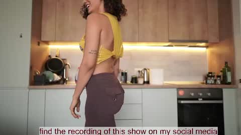 Snapshot of venus_in_jeans chatting on July 2026 07:39:02 AM Bella online show from July 2026 07:39:02 AM