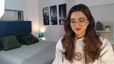 Mia online show from September 2025 12:21:01 PM