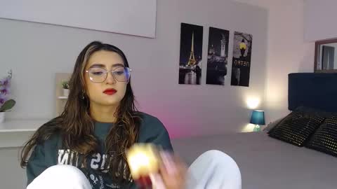 Mia online show from October 2025 12:36:01 PM