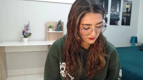 Mia online show from October 2025 12:38:01 PM