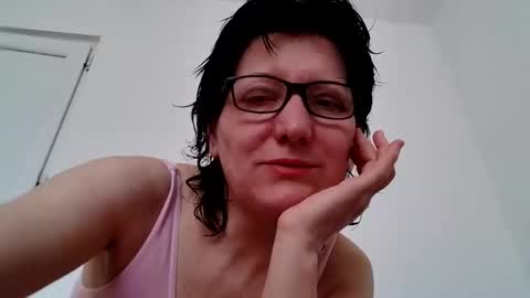 Snapshot of vera_elle chatting on April 2026 06:18:01 AM Vera online show from April 2026 06:18:01 AM