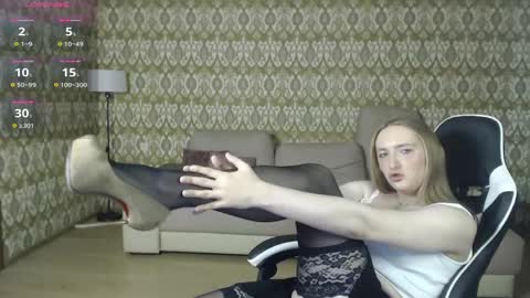 Snapshot of vi_luxxxy chatting on April 2026 02:02:01 AM vi_luxxxy online show from April 2026 02:02:01 AM