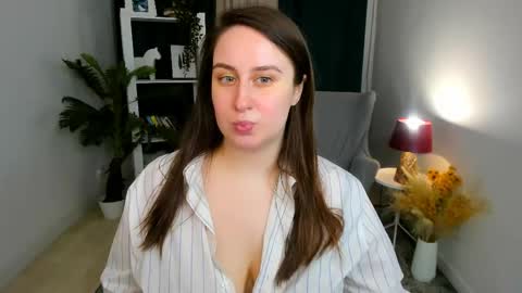 Snapshot of via_lattea_ chatting on April 2026 12:21:01 PM Camilla online show from April 2026 12:21:01 PM