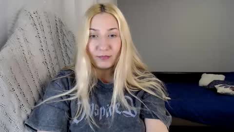 Amelia online show from October 2025 07:14:02 PM