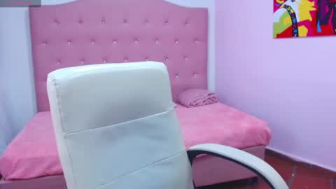 nahomy online show from February 2025 06:51:01 PM