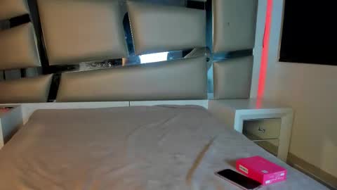 Snapshot of victoria__js_ chatting on November 2025 04:07:01 AM Victoria online show from November 2025 04:07:01 AM