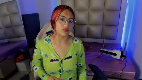 Snapshot of victoria__js_ chatting on November 2025 12:05:02 PM Victoria online show from November 2025 12:05:02 PM