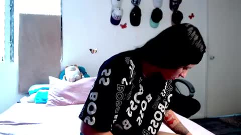 Snapshot of victoria_andra chatting on June 2026 04:33:01 PM victoria_andra online show from June 2026 04:33:01 PM