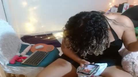 VICKY online show from December 2025 12:06:01 AM