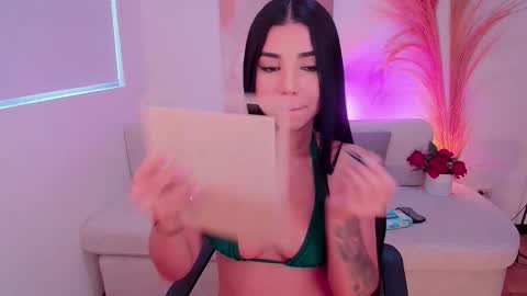 Snapshot of victorialeia chatting on November 2025 10:08:02 PM Victoria online show from November 2025 10:08:02 PM