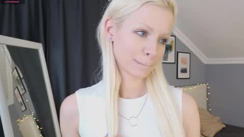 Snapshot of vienna_gones chatting on April 2026 12:24:01 PM Eva online show from April 2026 12:24:01 PM