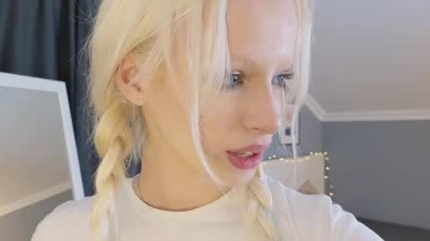 Snapshot of vienna_gones chatting on April 2026 12:21:01 PM Eva online show from April 2026 12:21:01 PM