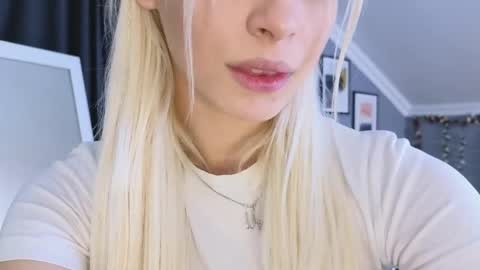 Snapshot of vienna_gones chatting on April 2026 12:11:02 PM Eva online show from April 2026 12:11:02 PM