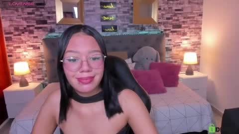 Snapshot of viiolet__moon chatting on April 2026 07:39:01 PM Violet online show from April 2026 07:39:01 PM