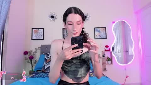 Snapshot of viioleta_cam chatting on December 2025 09:41:02 PM Violet online show from December 2025 09:41:02 PM