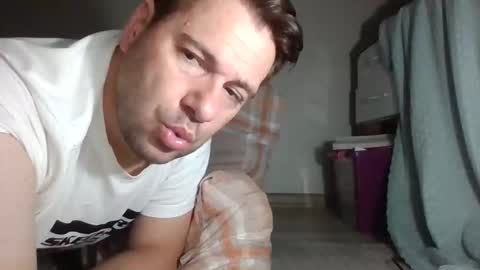 Snapshot of vikbika2 chatting on October 2025 06:08:02 PM  Tom reunz online show from October 2025 06:08:02 PM