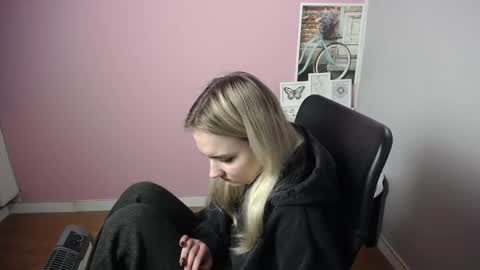 Snapshot of viktoria_lovely chatting on December 2024 09:17:02 AM viktoria_lovely online show from December 2024 09:17:02 AM