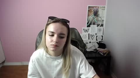 Snapshot of viktoria_lovely chatting on March 2025 12:20:01 PM viktoria_lovely online show from March 2025 12:20:01 PM