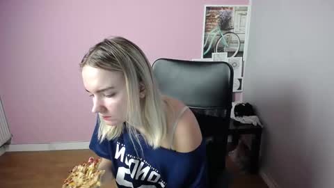 Snapshot of viktoria_lovely chatting on September 2025 06:35:01 AM viktoria_lovely online show from September 2025 06:35:01 AM