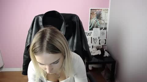 Snapshot of viktoria_lovely chatting on October 2025 11:21:02 AM viktoria_lovely online show from October 2025 11:21:02 AM