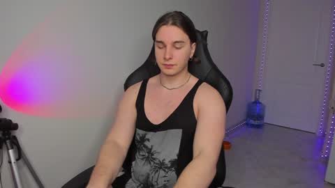 Snapshot of vincent__strong chatting on January 2025 02:25:01 PM Vincent Strong online show from January 2025 02:25:01 PM