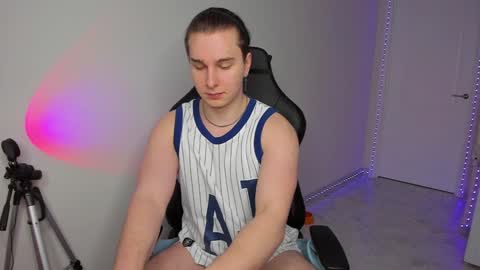 Snapshot of vincent__strong chatting on February 2025 04:03:02 PM Vincent Strong online show from February 2025 04:03:02 PM